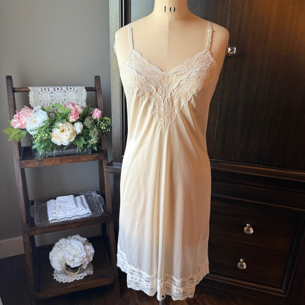 Vintage Kayser Cream Lace Trim Full Slip Nylon Lingerie Canada Size 34 Small